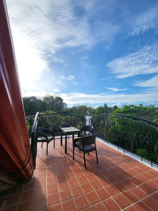 El Castillo Bed And Breakfast Angono Exteriér fotografie